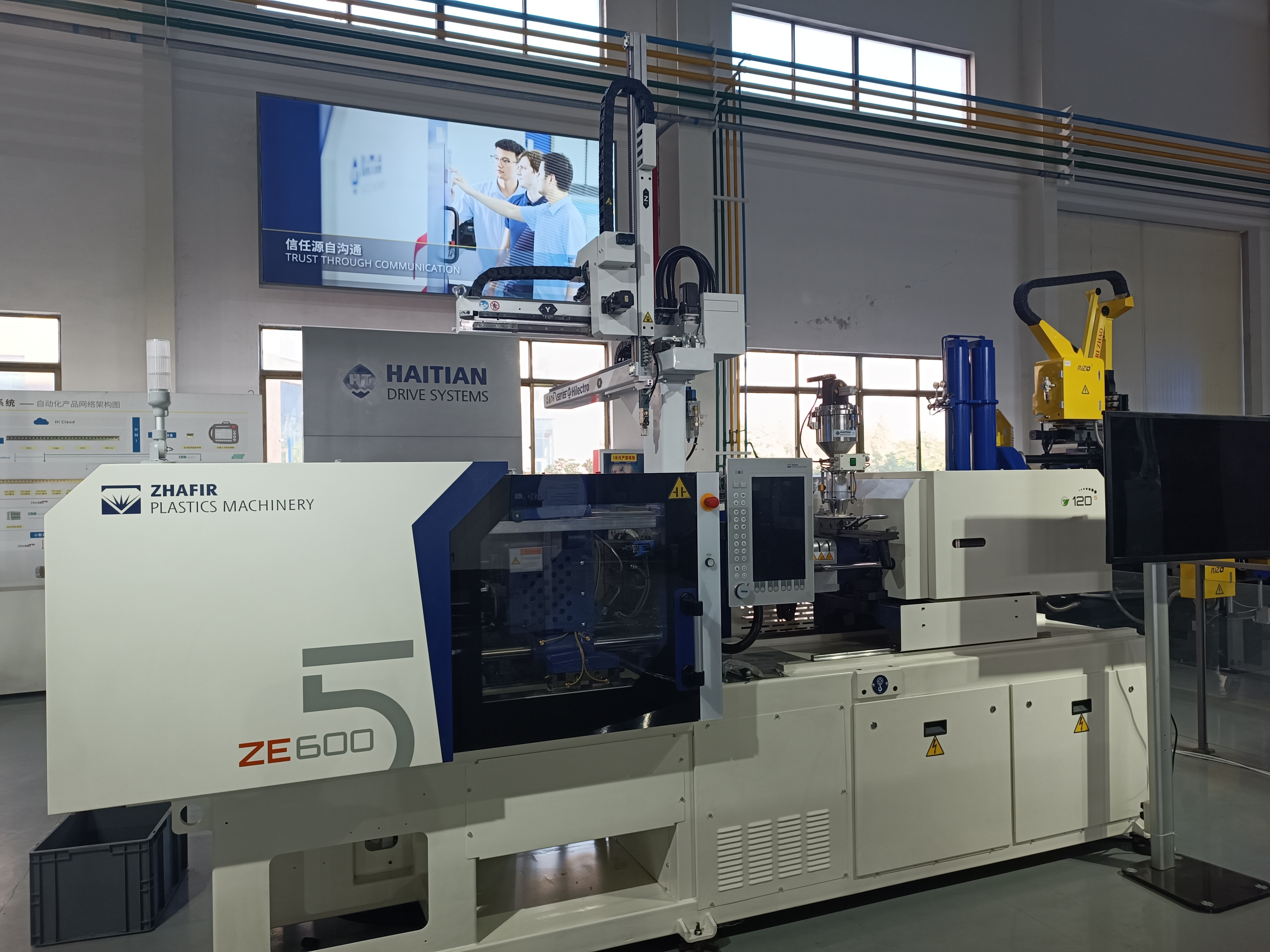 Robots Hilectro en línea de producción