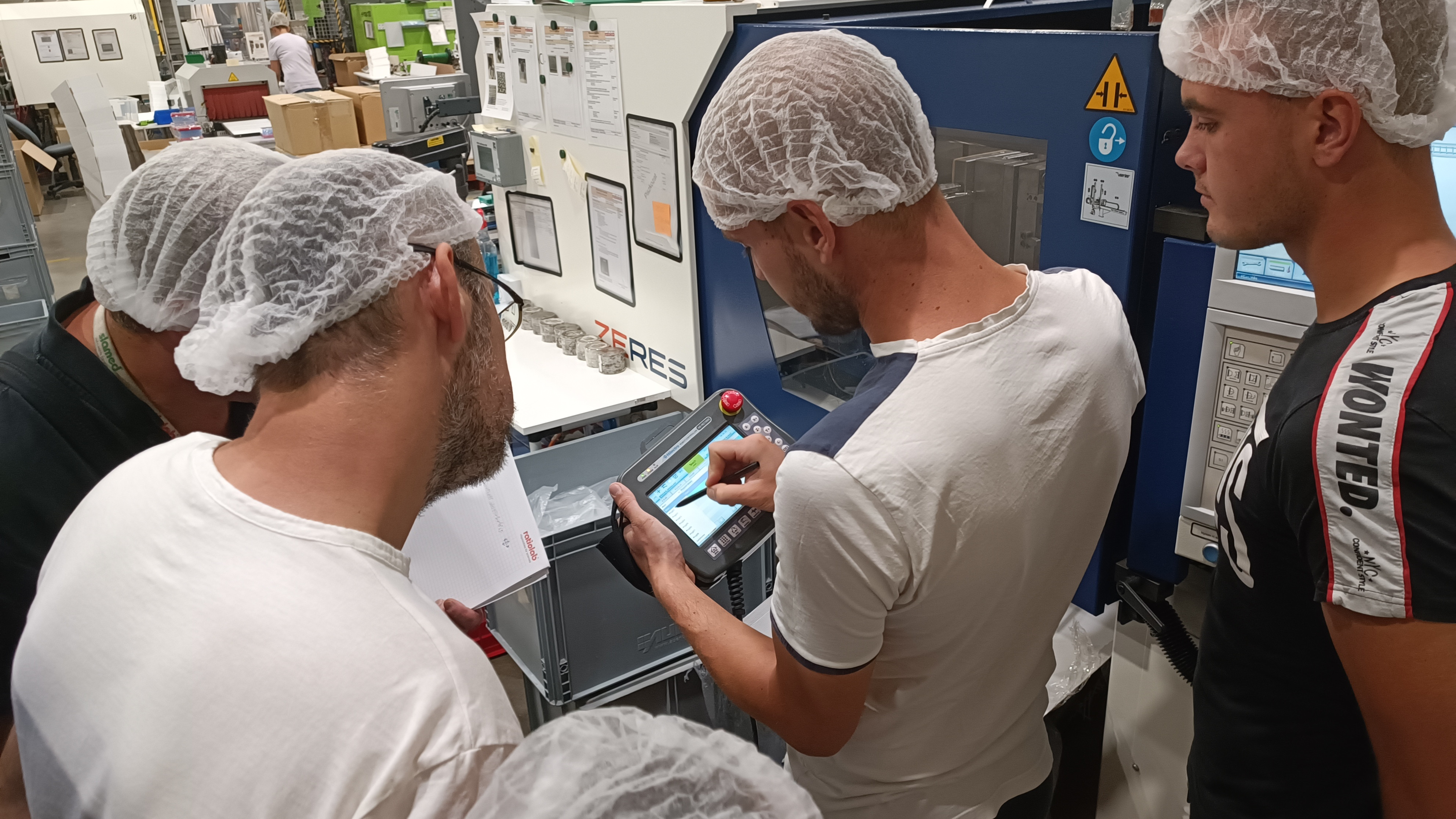 Técnicos operando máquina inyectora